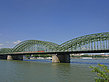 Hohenzollernbrücke mit Zug