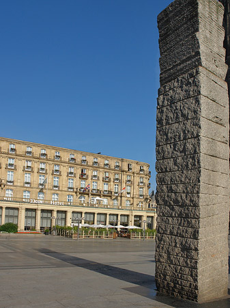 Domhotel mit Säule Fotos
