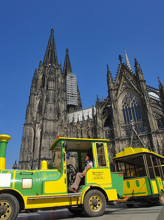 Foto Bimmelbahn fährt zum Kölner Dom