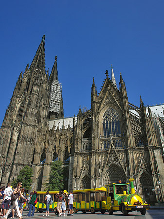 Bimmelbahn fährt zum Kölner Dom Fotos