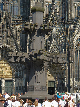 Kreuzblume vor dem Kölner Dom