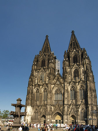 Touristen tummeln sich vor Kölner Dom