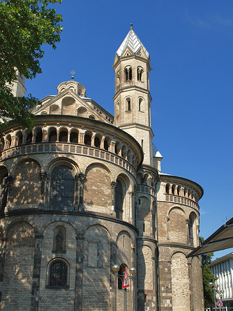 Seitentürme und Westturm der St Aposteln Fotos