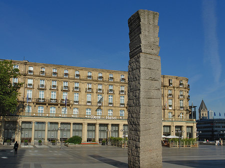 Domhotel mit Säule