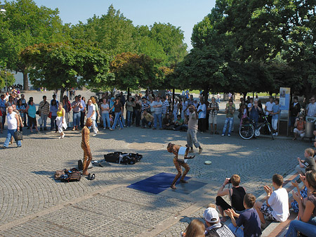 Straßenkünstler auf dem Heinrich-Böll-Platz Fotos