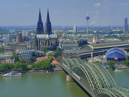 Foto Hohenzollernbrücke und Kölner Dom aus der Ferne
