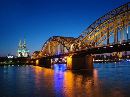 Fotos Kölner Dom hinter der Hohenzollernbrücke | Köln