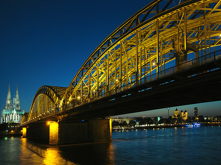 Kölner Dom hinter der Hohenzollernbrücke Fotos