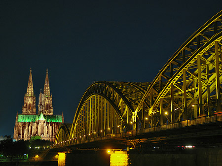 Kölner Dom hinter der Hohenzollernbrücke Foto 