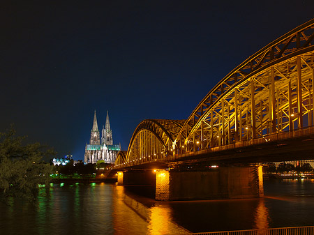 Kölner Dom hinter der Hohenzollernbrücke Fotos