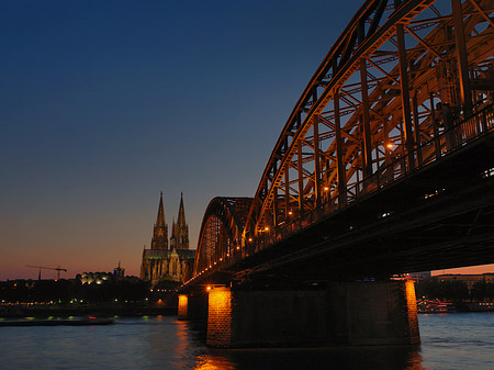 Kölner Dom hinter der Hohenzollernbrücke Foto 