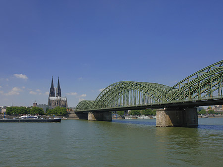 Schiff unter der Hohenzollernbrücke Foto 