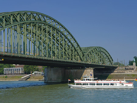 Fotos Schiff vor der Hohenzollernbrücke