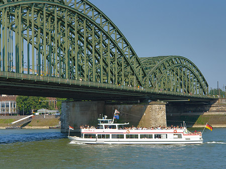 Schiff vor der Hohenzollernbrücke Foto 