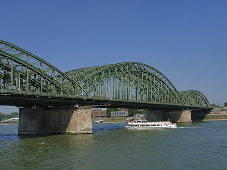 Fotos Schiff vor der Hohenzollernbrücke