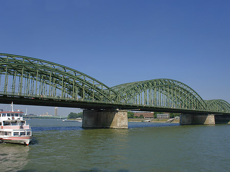 Foto Schiff vor der Hohenzollernbrücke