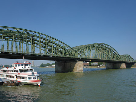 Foto Schiff vor der Hohenzollernbrücke - Köln
