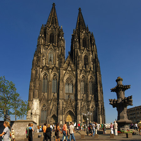 Fotos Touristen tummeln sich vor Kölner Dom | Köln