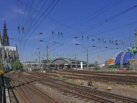 Hauptbahnhof neben dem Kölner Dom Fotos