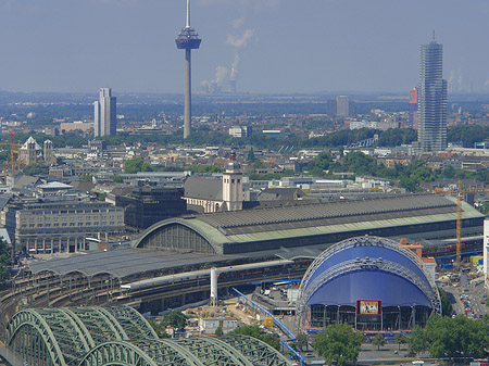 Musical Dome vor Hauptbahnhof Foto 