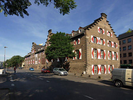 Foto Kölnisches Stadtmuseum mit Straße