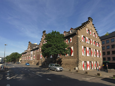 Kölnisches Stadtmuseum mit Straße Fotos