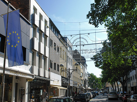 Mittelstraße mit Europafahne Foto 