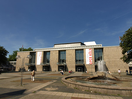 Foto Oper Köln mit Brunnen