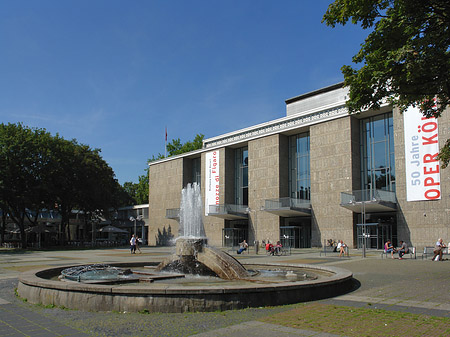 Oper Köln mit Brunnen Fotos