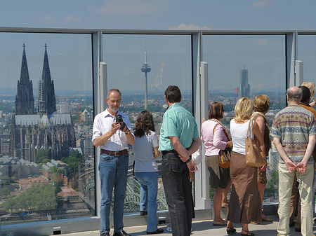 Fotos Besucher gucken auf den Kölner Dom