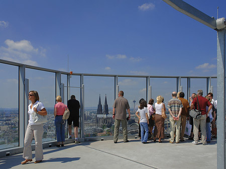 Foto Besucher gucken auf Köln