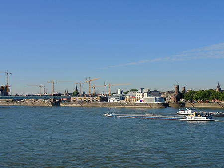 Schiff fährt über den Rhein Foto 