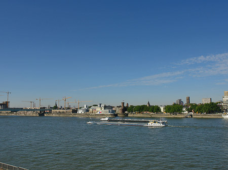 Fotos Schiff fährt über den Rhein