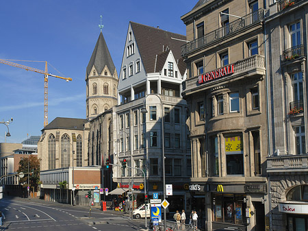 Foto St Andreas mit Komödienstraße und Häusern - Köln