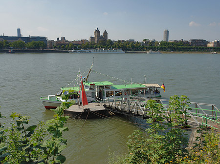 Schiff fährt vor St Kunibert Foto 