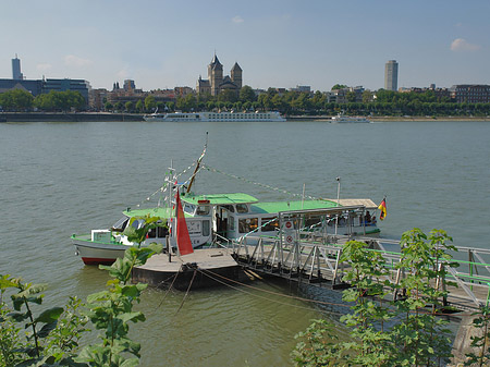 Schiff fährt vor St Kunibert Foto 