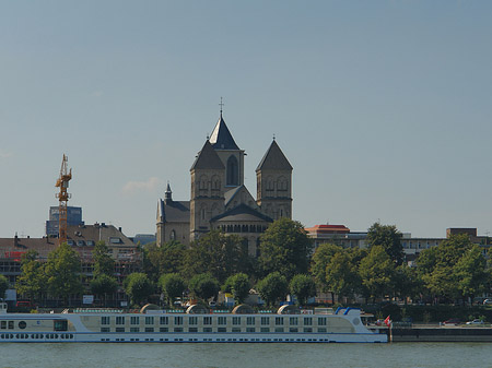 Schiff fährt vor St Kunibert Foto 