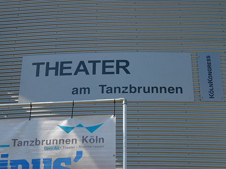 Fotos Schriftzug des Theaters im Rheinpark